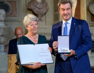 Foto Verleihung Maximilianspreis an Erika von Mutius